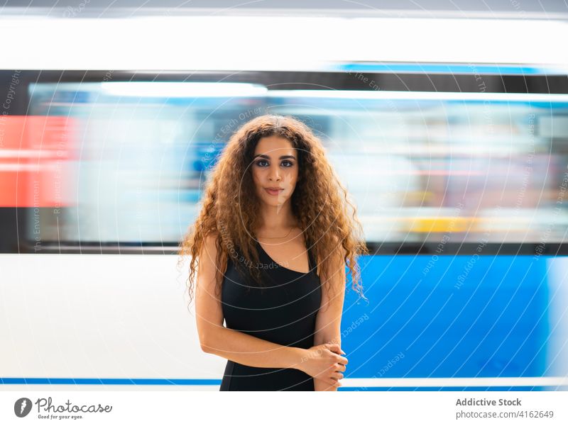 Inhalt: junge ethnische Passagierin in einer U-Bahn-Station Frau Anmut selbstbewusst unterirdisch Porträt Lächeln Freude warten lange Haare krause Haare feminin