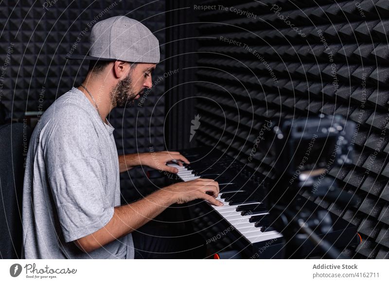 Mann spielt Synthesizer im Aufnahmestudio Aufzeichnen Atelier spielen Klang Beweis schäumen Video Blogger männlich Fotokamera akustisch Raum Gerät Musik