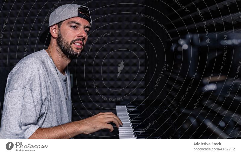 Mann spielt Synthesizer im Aufnahmestudio Aufzeichnen Atelier spielen Klang Beweis schäumen Video Blogger männlich Fotokamera akustisch Raum Gerät Musik