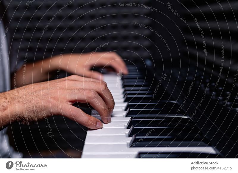 Anonymer Mann spielt Synthesizer im Aufnahmestudio Aufzeichnen Atelier spielen Klang Beweis schäumen männlich akustisch Raum Gerät Musik professionell Hobby