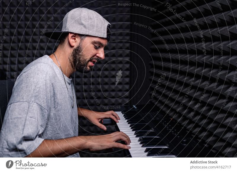 Mann spielt Synthesizer im Aufnahmestudio Aufzeichnen Atelier spielen Klang Beweis schäumen männlich akustisch Raum Gerät Musik professionell Hobby Talent Kunst
