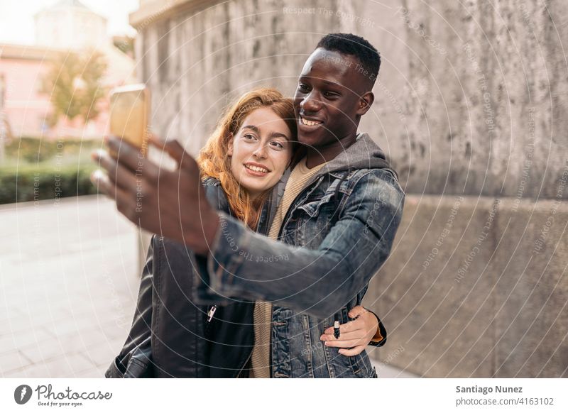 Ehepaar nimmt Bild fotografierend Selfie Vorderansicht Porträt Partnerschaft multirassisch Schwarzer Mann Kaukasier multikulturell multiethnisch Zusammensein