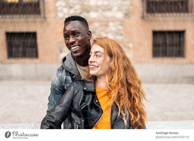 Multiethnisches junges Ehepaar Vorderansicht Porträt Partnerschaft multirassisch Schwarzer Mann Kaukasier multikulturell multiethnisch Zusammensein Freund