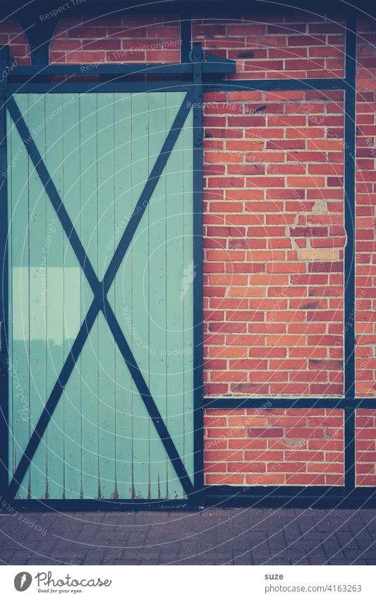 X FakTor - das Aufschiebbare Zeichen Schiebetor Wand Farbfoto Fassade Gebäude Außenaufnahme Menschenleer geschlossen Architektur Tag alt trist Bauwerk