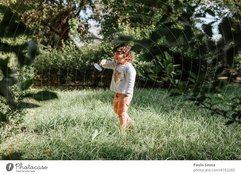 Nettes Mädchen spielt im Freien 1-3 Jahre Kaukasier Kind Kindheit Park Frühling Farbfoto Außenaufnahme Tag Natur Fröhlichkeit Mensch Lifestyle Glück niedlich