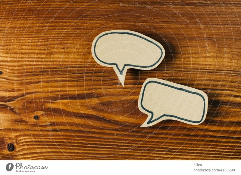 Zwei leere Sprechblasen auf Holz. Kommunikation, reden und Gespräch. zwei Dialog sprechen Kommunizieren diskutieren Diskussion Austausch Paar Miteinander