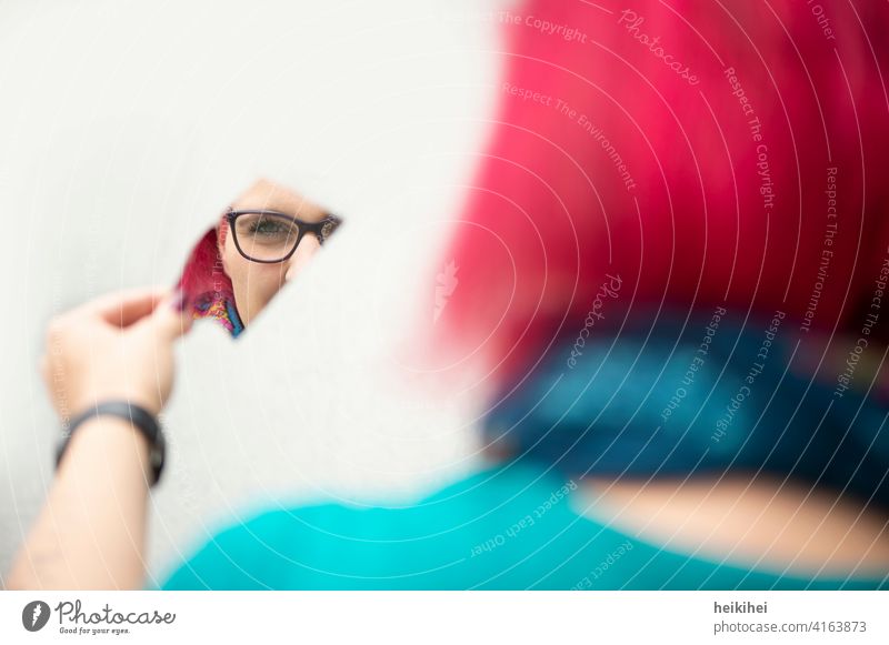 Rothaarige Frau schaut in eine Spiegelscherbe rothaarig feminin Junge Frau Mensch Erwachsene 18-30 Jahre Porträt Gesicht Kopf Spiegelung Hinterkopf Brille Blick