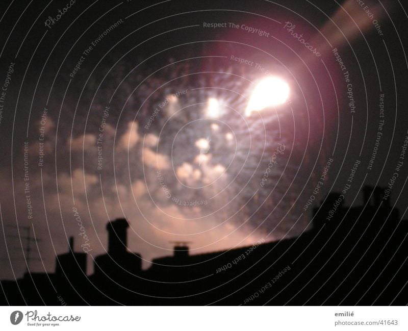 SIE Kommen Nachthimmel Schwanz Licht Unschärfe obskur Dachsilhouette Rauch Schornstein Leuchtobjekt