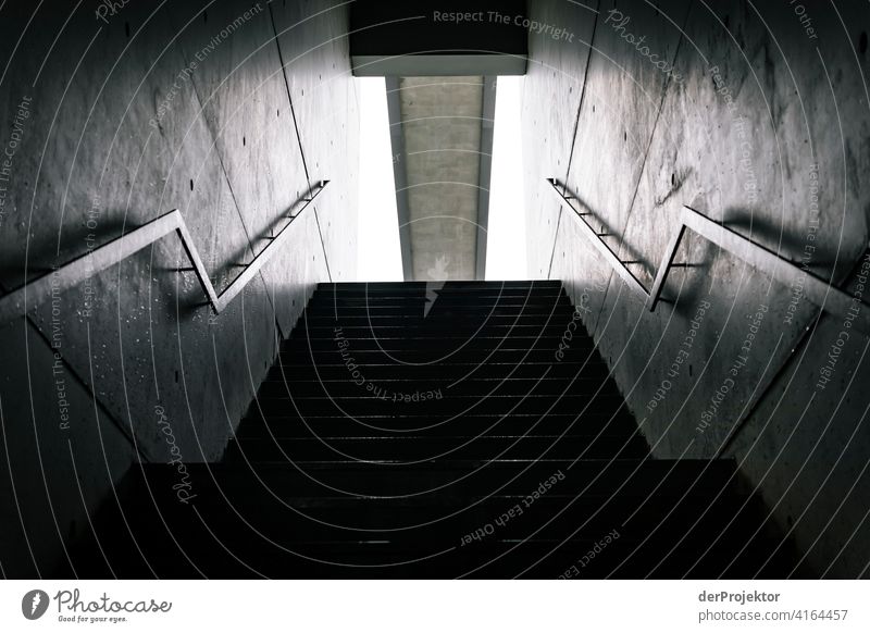 Treppenaufgang ins Nichts in Berlin Strukturen & Formen Architekturfotografie architecture Zentralperspektive Starke Tiefenschärfe Symmetrie Regierungssitz