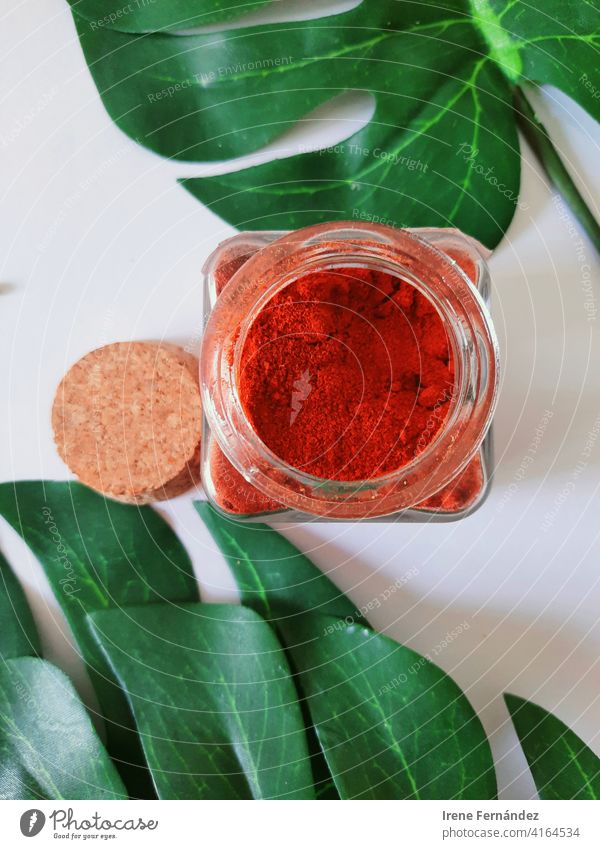 Bild eines Glases mit scharfem rotem Paprika, einem in der Küche häufig verwendeten Gewürz. Lebensmittel Foodfotografie Hintergrund Dekoration & Verzierung