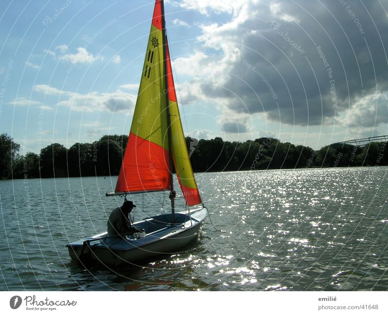 Flaute Segeln Segelboot See Wolken ruhig Sport Wasser Himmel Reflektion orange Einsamkeit