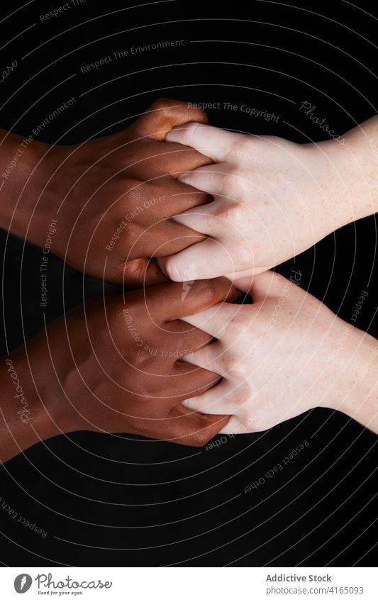 Multiethnische Frauen halten sich im Studio an den Händen rassisch gleich Händchenhalten Freundschaft Konzept schließen bester Freund Zusammensein Atelier