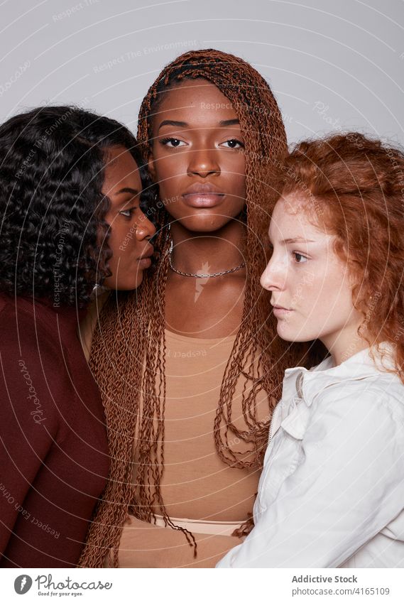 Charmante, unterschiedliche Frauen, die sich im Studio nahe kommen Schönheit Vorschein perfekt Zusammensein kuscheln Hautpflege Atelier Teint multiethnisch