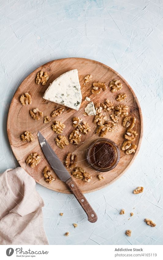 Leckerer Blauschimmelkäse auf Holzbrett in der Küche blau Käse Käsekuchen Bestandteil dienen Tisch schmackhaft selbstgemacht Marmelade hölzern Holzplatte