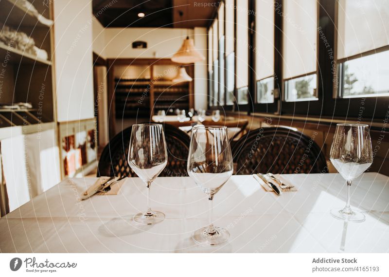 Servierter Tisch mit Gläsern im Restaurant Glas Weinglas Kelch Geschirr elegant Einstellung leer Dienst Kristalle durchsichtig Madrid Spanien dienen Stil
