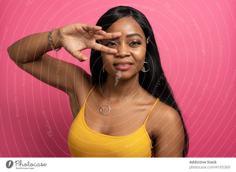 Junge ethnische Frau gestikuliert V-Zeichen in rosa Studio positiv Lächeln Frieden v-Zeichen Porträt Stil gestikulieren Mode selbstbewusst Model cool jung