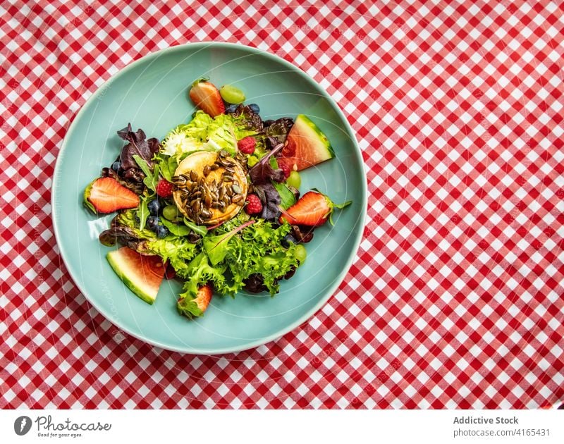 Leckerer Ziegenrollkäsesalat Salatbeilage Frucht dienen Café süß Karamell Feinschmecker Grün Tisch hölzern lecker Lebensmittel frisch verschiedene Teller