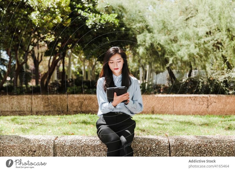 Asiatische Geschäftsfrau mit Tablet im Park Frau Tablette positiv Lächeln Unternehmer Arbeit Job Stil selbstbewusst professionell jung ethnisch asiatisch formal
