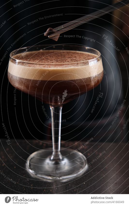 Crop Barkeeper mit Schokolade Martini in Bar Cocktail Alkohol Glas Kaffee Aroma männlich Pub Abfertigungsschalter Getränk trinken geschmackvoll frisch