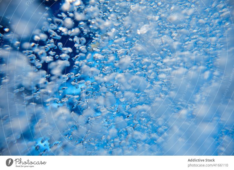 Abstrakter Hintergrund mit Luftblasen in blauem Wasser Schaumblase Sauberkeit unter Wasser aqua abstrakt Air durchsichtig Blob platschen fließen liquide