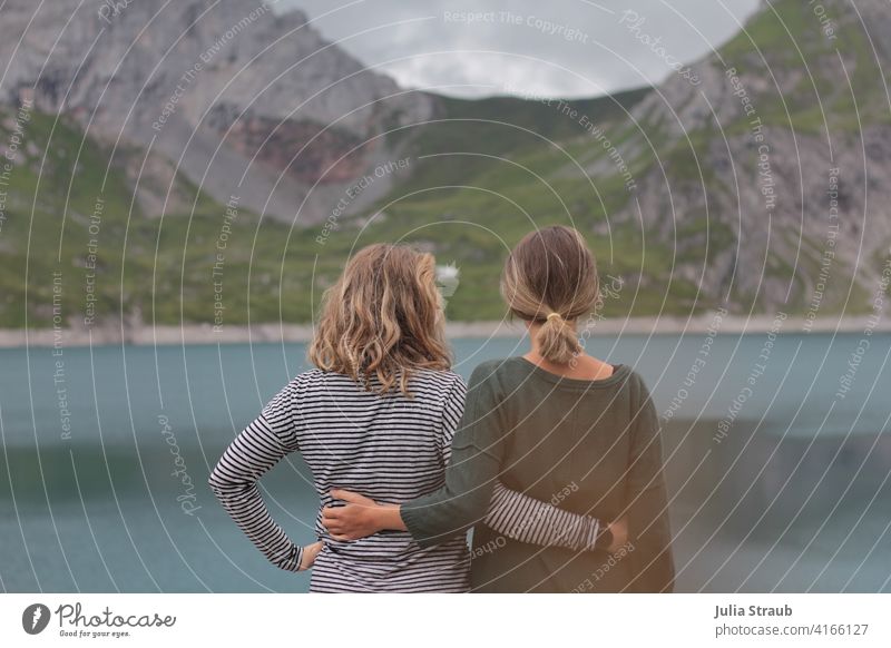 Gemeinsam schaffen wir das Bergsee Lünersee Wanderer wandern Frauen Rückenansicht festhalten im Arm halten gemeinsam Gemeinschaft Paar queer Freundschaft