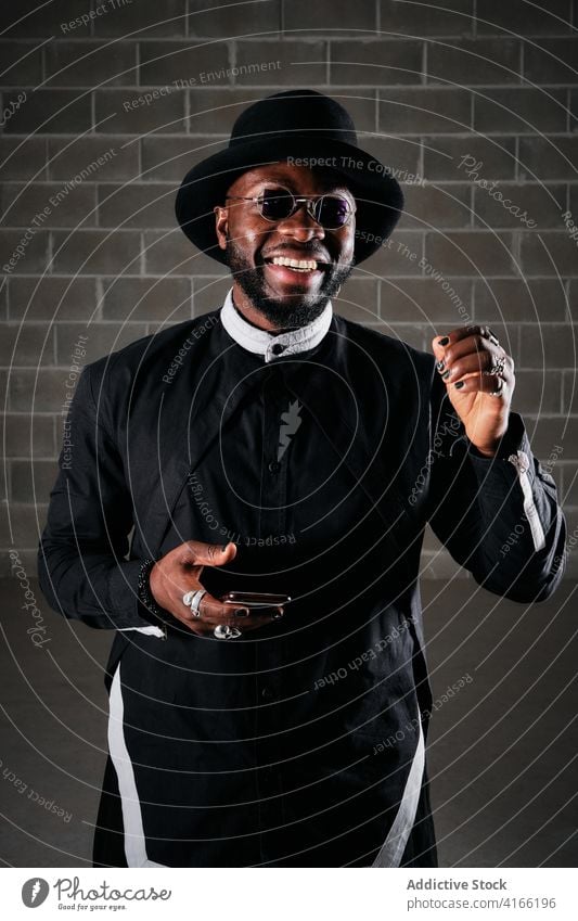 Schwarzer Mann in stilvollem Outfit in der Garage Stil schwarz brutal selbstbewusst Rapper rund Sonnenbrille männlich ethnisch Afroamerikaner unterirdisch Farbe