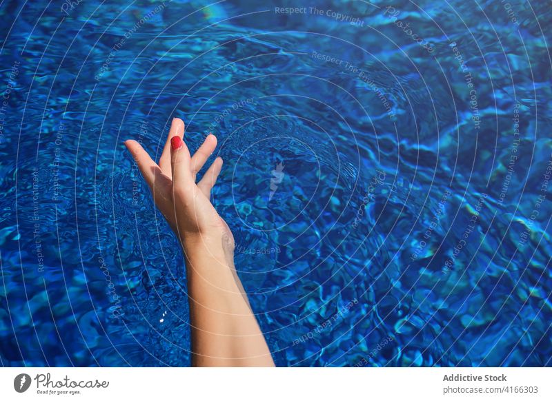 Hand einer unkenntlichen Frau im Schwimmbad schwimmen Pool Feiertag Urlaub sich[Akk] entspannen Sommer Reisender ruhen Erholung Resort Maniküre idyllisch