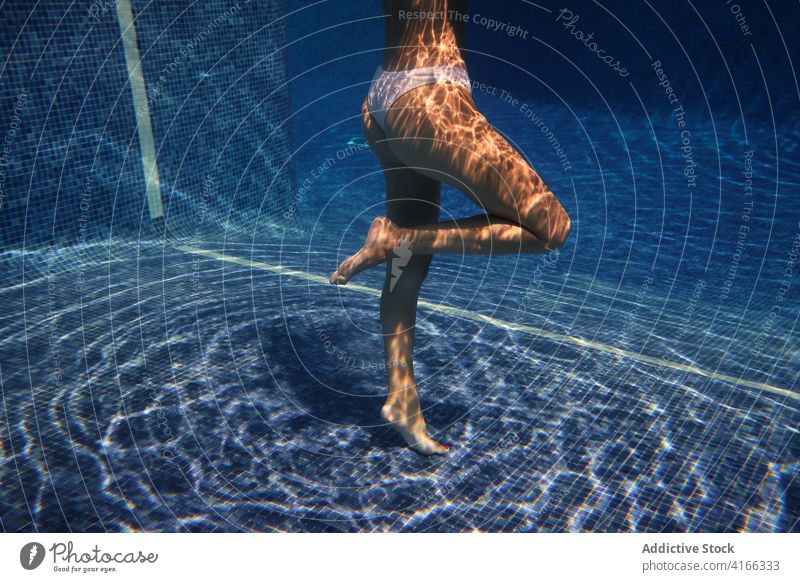 Frau schwimmt im Freibad Pool Schwimmer sich[Akk] entspannen Resort Sommer genießen Kälte unter Wasser reisen Urlaub tropisch Feiertag Beckenrand ruhen Erholung
