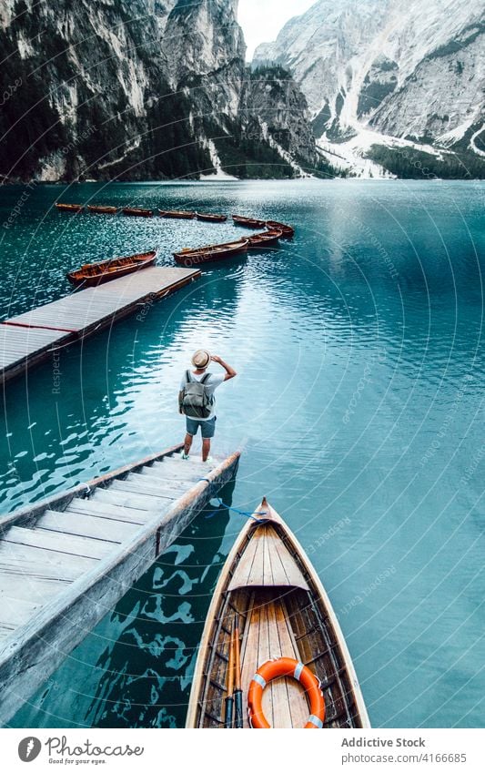 Reisender Mann auf Holzsteg in der Nähe von See türkis Berge u. Gebirge reisen Abenteuer Fernweh Landschaft Wasser Pier männlich erstaunlich hölzern Kai Urlaub