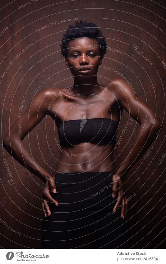 Verführerische schwarze Frau steht im dunklen Studio Model verführerisch Verlockung Anmut schlanke feminin Versuchung sinnlich Vorschein passen schön attraktiv