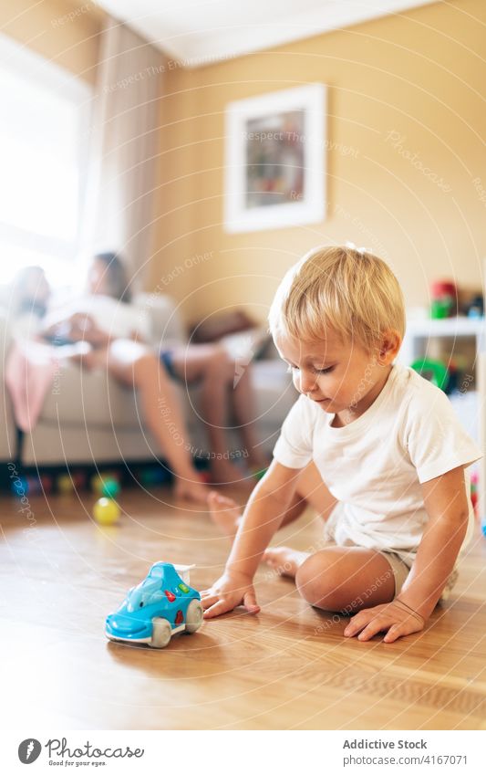 Kleinkind spielt im Wohnzimmer Junge spielen Baby heimwärts besinnlich Familie Eltern Kindheit Raum Spiel ruhen unschuldig blond Spielzeug zu Hause