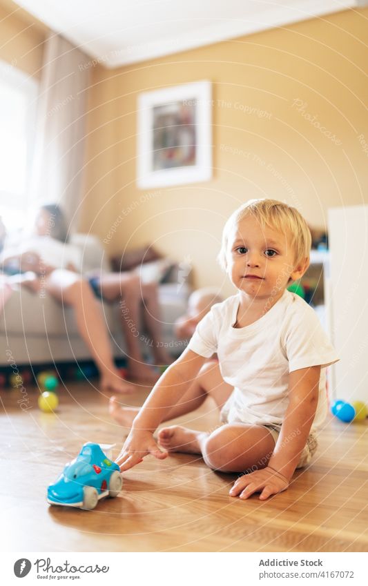 Kleinkind spielt im Wohnzimmer Junge spielen Baby heimwärts besinnlich Familie Eltern Kindheit Raum Spiel ruhen unschuldig blond Spielzeug zu Hause