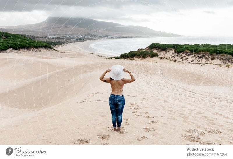 Unbekannte Frau ohne Hemd an der Sandküste stehend oben ohne Meeresufer Strand erstaunlich ruhig Hafengebiet Paradies Lifestyle malerisch MEER Ufer Reise Natur