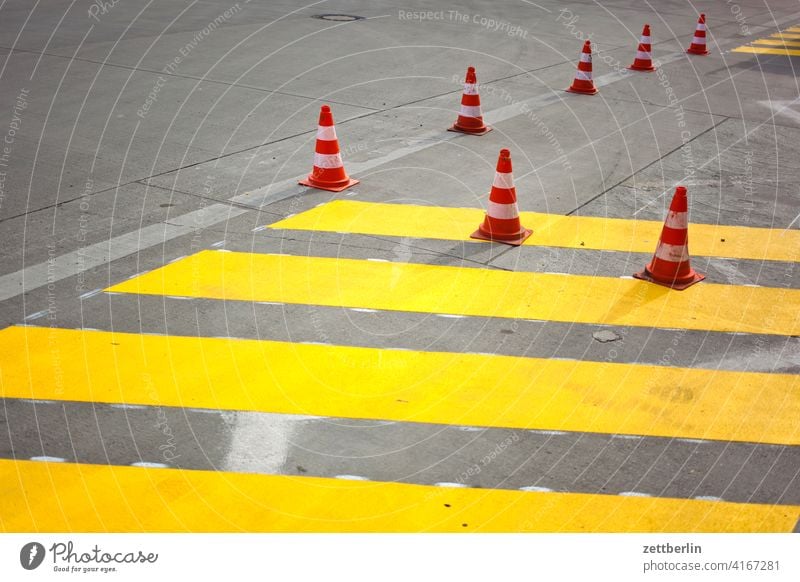 Pylone mit gelben Streifen asphalt ecke fahrbahnmarkierung hinweis kante kegel kurve linie links navi navigation orientierung pfeil pylon radweg rechts richtung