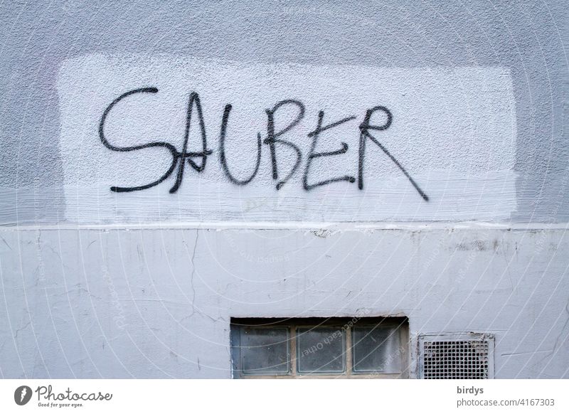 SAUBER , zynisch sauber übermalt graffiti Zynismus Schriftzeichen wort adjektiv Straßenkunst Fassade Jugendkultur Reaktion Unmut Rache harmlos zweideutig