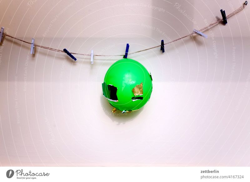 Luftballon im Kinderladen fenster haus innenstadt menschenleer textfreiraum wand wohnen wohngebiet wohnhaus kindergarten kinderladen kinderspielzeug luftballon