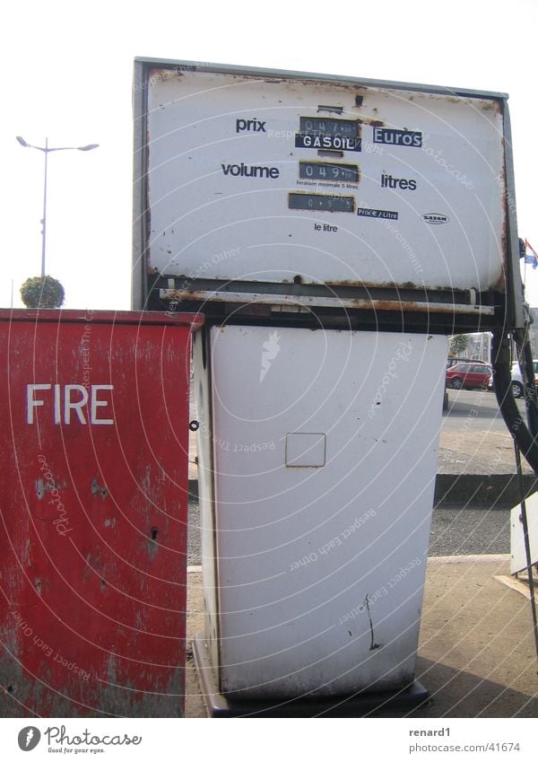 Feuertanke Tankstelle Benzin Brand Quadrat obskur Rost Gasoline