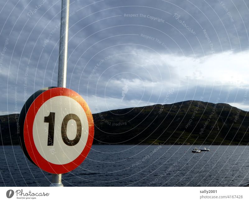 schön langsam die Küste entlang... 10 Geschwindigkeitsbegrenzung Geschwindigkeitsbeschränkung Höchstgeschwindigkeit Verkehrszeichen Verkehrsschild