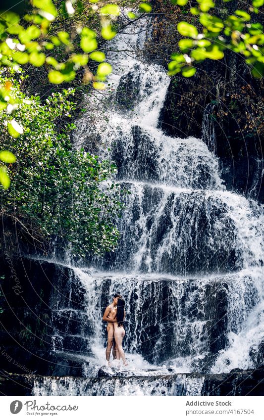Nacktes Paar umarmt in der Nähe von Wasserfall nackt Urlaub Zusammensein Umarmung erotisch Umarmen Angebot Sommer Kuss Küssen romantisch Liebe Partnerschaft