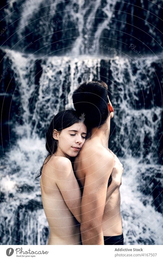 Zartes nacktes Paar umarmt in der Nähe von Wasserfall Angebot Umarmung Natur Liebe sorgenfrei Umarmen Sommer Zuneigung romantisch Zusammensein genießen
