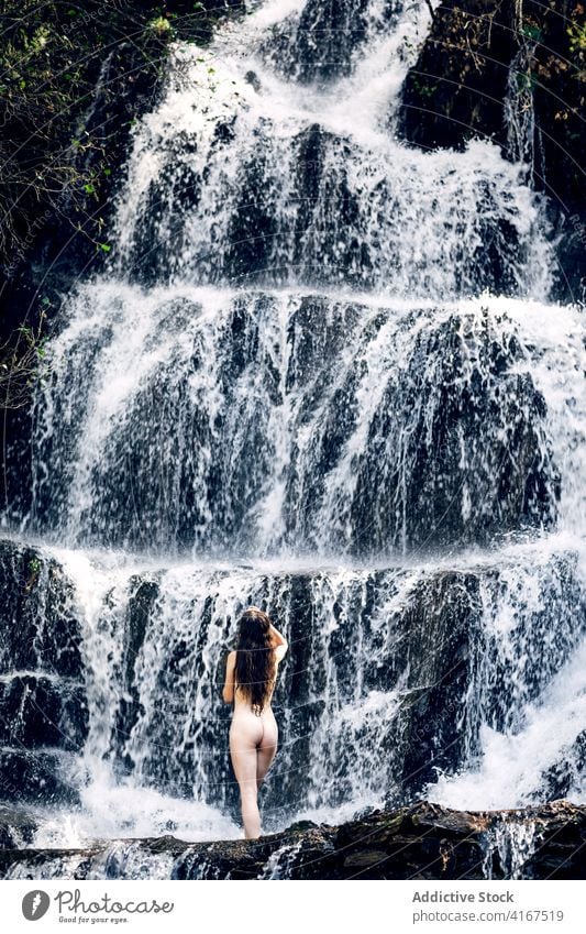 Nackte Frau in der Nähe eines Wasserfalls im Sommer nackt Natur sorgenfrei ruhig Körper Freiheit genießen Vergnügen friedlich idyllisch sinnlich Gelassenheit