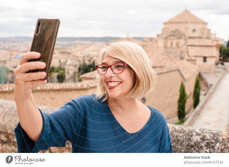 Glücklich reisende Frau nimmt Selfie gegen mittelalterliche Gebäude Stadt Architektur historisch Sightseeing Reisender Smartphone Cuenca Spanien besuchen Mobile