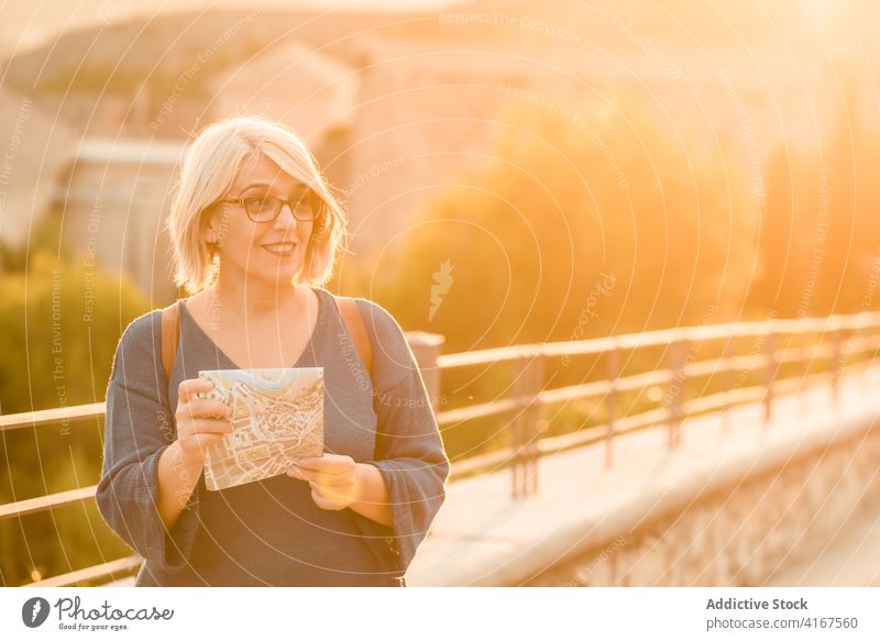 Frau liest touristische Karte in der Altstadt Reisender Landkarte Brücke Straße Stadt alt historisch erkunden Sonnenlicht Route prüfen Cuenca Spanien reisen