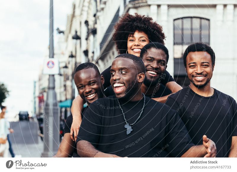 Fröhliche Freunde beim Abhängen in der Stadt schwarz Menschen Lifestyle Afrikanisch Glück Zusammensein Freundschaft Feiertag Spaß Sommer jung Paar Frau Lächeln