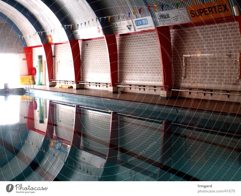 Raumschiff Schwimmbad Reflexion & Spiegelung Innenaufnahme ruhig Architektur Wasser Sport modern