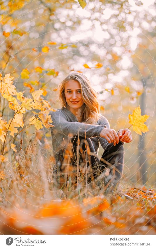 #A9# Herbst am Sitzen im Park Außenaufnahme Herbstwetter Herbstlaub wandern positiv Spaziergang Haare & Frisuren draußensein erleben Natur Junge Frau