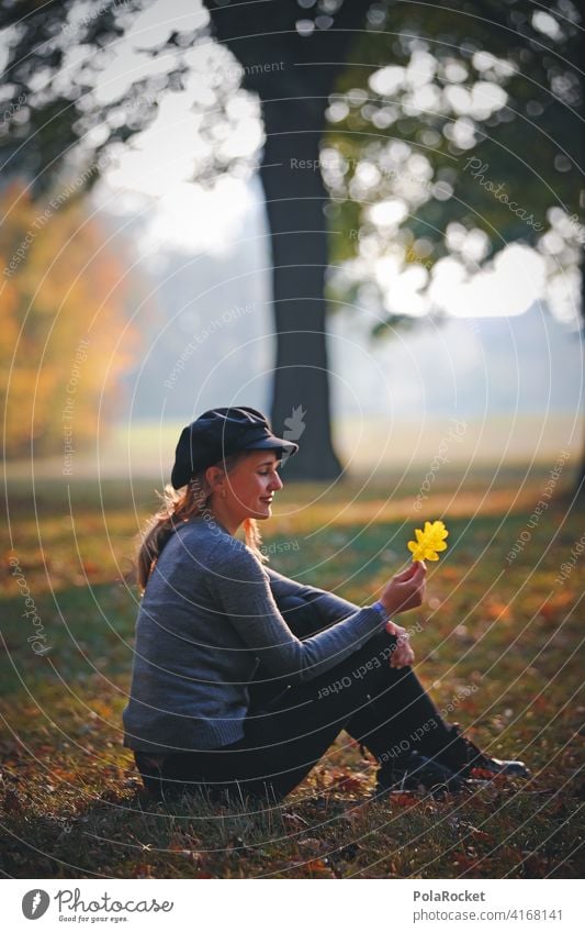#A9# Herbst am Sitzen mit gelben Blatt Außenaufnahme Herbstwetter Herbstlaub wandern positiv Spaziergang Haare & Frisuren draußensein erleben Natur Junge Frau