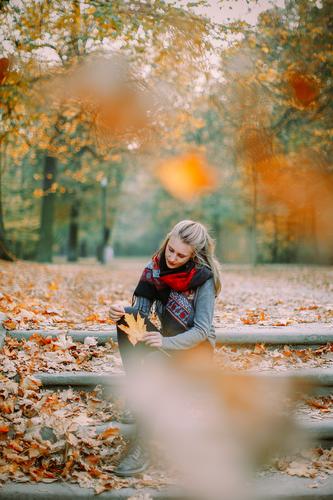 #A9# Im Herbst am Sitzen Außenaufnahme Herbstwetter Herbstlaub wandern positiv Spaziergang Haare & Frisuren draußensein erleben Natur Junge Frau Herbststimmung