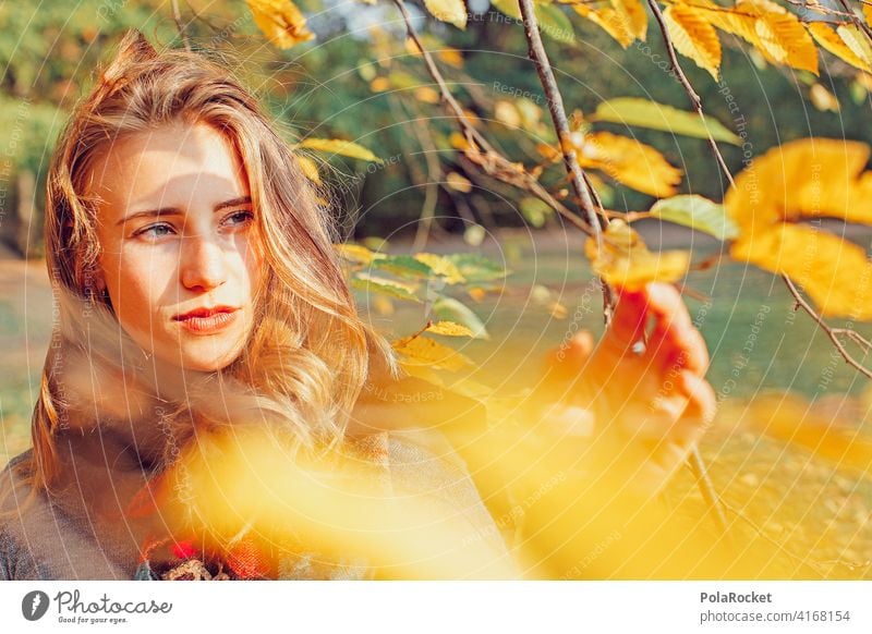 #A9# Blick in den Herbstwind Model frau gesicht herbst herbstlich Herbstfärbung Herbstbeginn Herbstwald Herbstlandschaft Herbststimmung Junge Frau Natur erleben