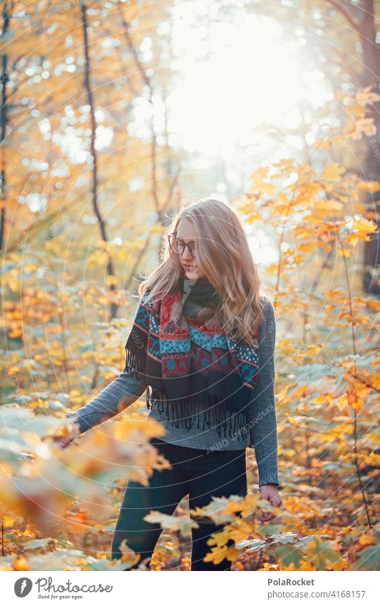 #A9# Herbst im Wald Außenaufnahme Herbstwetter Herbstlaub wandern positiv Spaziergang Haare & Frisuren draußensein erleben Natur Junge Frau Herbststimmung